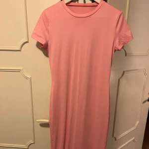 Rosa klänning  - Super fin rosa klänning från Shein, figurnära, använd 1 gång, längre ner till knäna, stretchig, inte genomskinlig, perfekt till både vardag såsom fest, strl L men passar liten XL och stor M💕