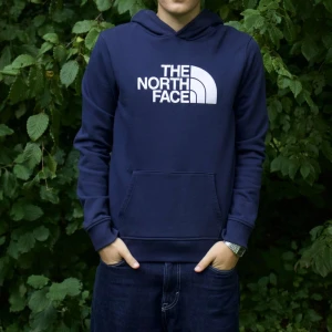 The North Face hoodie - Fin fin the North face hoodie! Nyskick. Nypris 995kr. Modellen är 182 