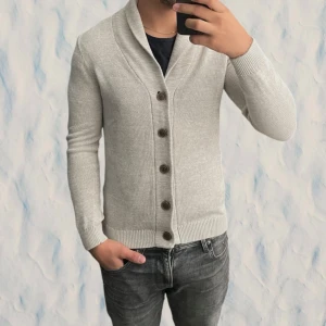 Cardigan tröja  - Säljer denna fina tröjan perfekt för hösten vintern. Hojta vid intresse. 