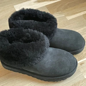 Svarta UGG boots i mocka - Säljer ett par svarta UGG:s. De är supermysiga och perfekta till vintern. Storlek EU 38. Använda men i bra skick. 