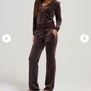 Juciy couture set  - Brunt set från juciy couture❣️köpt här på plick, fortfarande i fint skick. Jag har sytt upp byxorna så de passar om man är 158-160cm🌸