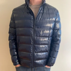 Höstjacka - Säljer min Massimo Dutti jacka. Denna höstjacka är perfekt nu till hösten. Den är i mycket bra skick utan defekter. Denna sitter som en vanlig storlek L. 