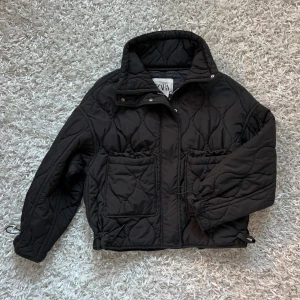 Quiltad jacka zara  - Så snygg och populär quiltad jacka från zara. Super skick. Storlek S. Jag är en xs för referens. Köp sker via köp nu, jag postar inom 24h. Kvar tills markerad såld 