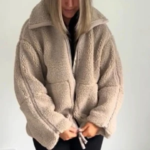 Teddyjacka  - Säljer denna populära teddy jacka från hm. Köpt förra vintern och är i bra skick. Varm och skön perfekt till hösten och vintern. Stl xs men passar även s 