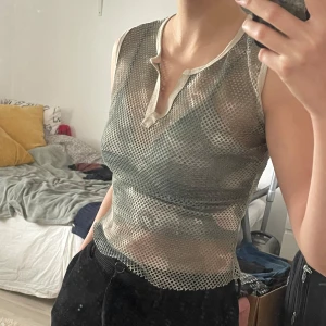 fishnet linne - jättecoolt linne med tryck, tyvärr inte min stil! väldigt stretchig