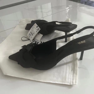 Zara klackar rosett - Fina klackar med rosset från zara (Slutsålda på hemsidan). Använd 1 gång men det var för små tyvärr. Har kvar både dustbag och lappar🥰 Klack: 8cm Storlek 41 men små i storleken så skulle säga mer 39-40 :) 