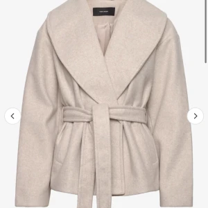 Virala veromoda kappan - Näst intill oanvänd veromoda kappa i nyskick. Säljer då den inte kommer till användning. Nypris 699. Skriv för egna bilder☺️