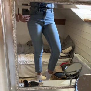 Blå monkijeans - Blå jeans från monki. Fint skick. Rejäla i tyget och inte stretchiga.