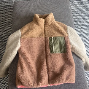 Teddy jacka  - Jag säljer min Teddy jacka från Zara som få har blivit för liten. Den är i storlek 140. Kontakta mig om ni vill ha fler bilder eller annat. Kan diskutera pris. 