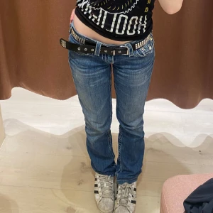 True religion - ‼️BUDA, realistiska och seriösa bud tack‼️Intresse koll på mina älskade trues som inte kommer till mycket anvädning längre💔dom är i topp skick och har inga defekter förutom att lite slitnigar vid fötterna ❣️kan tänka mig byta mot några andra unika jeans