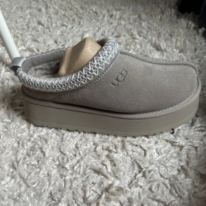 Uggs  - Hej sälja ett par helt nya och oanvända Uggs i strl 37.  Säljs pga köpt fel strl och inte hunnit returerna.  Helt slutsålda överlalt! 