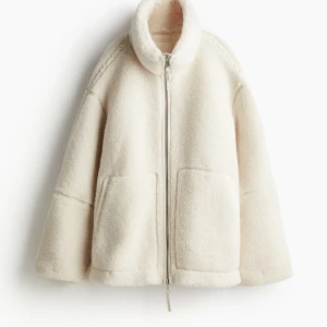 Teddy jacka  - Slutsåld jättefin Teddy jacka från H&M, oversize. Helt ny med lappen kvar. Säljer pga att jag har en lika dan i en annan färg 