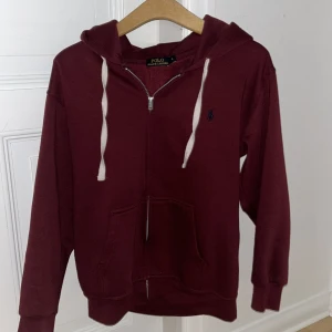 Ralph lauren zip hoodie  - Säljer nu denna Ralph lauren zip hoodie som är 10/10 skick. Riktigt mysig och skön att ha på sig😇