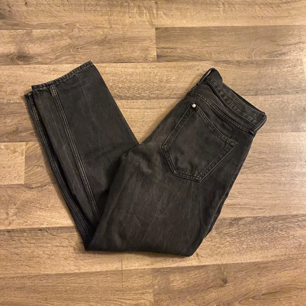 Säljer byxorna eftersom jag inte använder de längre och har inte använt de på länge. Byxorna är i mycket bra skick, modellen är relaxed i storlek L31 W30.. Jeans & Byxor.