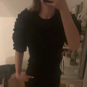 Svart zara blus  - Den är andvänd men väl omhändertagen inga defekter eller skador💕 vet att bilderna inte är super bra men kan lösa fler vid förfrågan💕