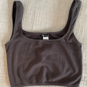 Brunt linne Zara - Brunt croppat linne från Zara, med mjukt frottéliknande material på insidan. Stretchigt tyg. Storlek M-L men den är definitivt mindre i storlek, passar mig som har storlek S.