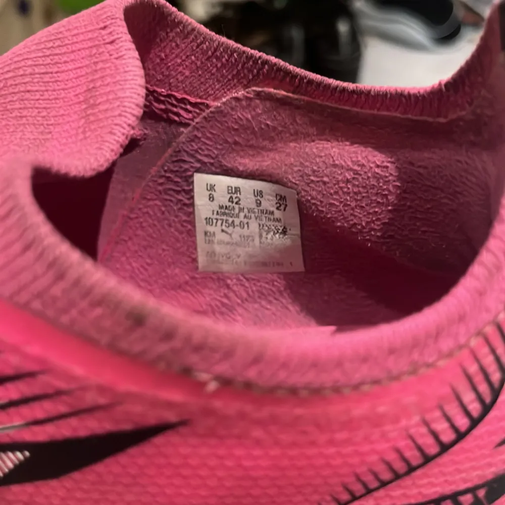 Jag säljer ett par PUMA ULTRA ULTIMATE FG/AG PHENOMENAL - POISON PINK/VIT/SVART HERR. Stl 42 27cm. Andvänt de i 1 månad och sen vart de för små Original pris 1800kr . Sportswear.