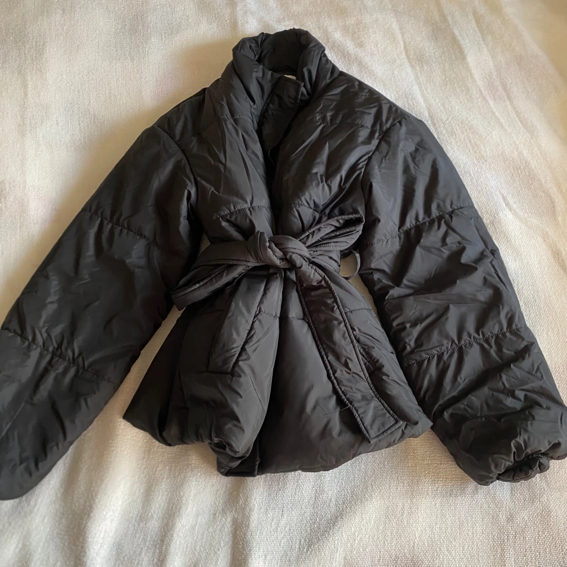 Kort svart vaderad  jacka med rep  - 93