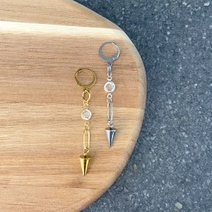 Örhängen  - All information på bild 2 👉🏻 49kr/st, 98kr för ett par, frakt 20kr. 💌 Instagram - Vikiicom