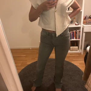 Gråa jeans - Suuupersnygga gråa jeans som går ut vid slutet. De är använda 1 gång, men har inte kommit till användning då jag inte använder jeans så mycket. Men de sitter som susen och går att styla med typ allt!