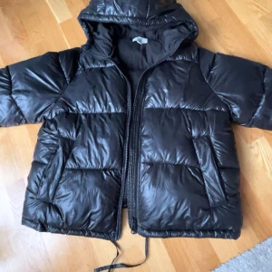 Svart puffer jacka - Svart puffer jacka ifrån hm. Använt lite så är i nyskick. Storlek M