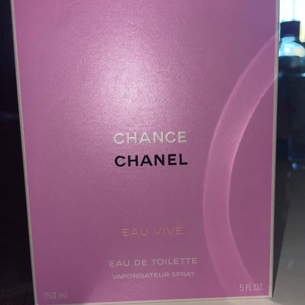 Säljer denna Chanel eau vive parfymen i 150 ml, då den ej kommer till användning. . Parfym.