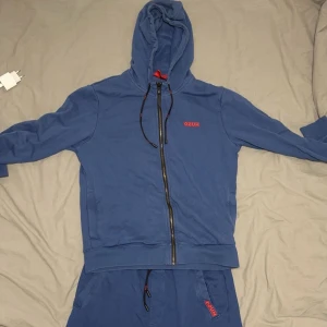 Hugo Boss Set - Båda är storlek M men passar S också! Knappt använd ( Perfekt skick) Nytt pris är 2000kr Priset kan diskuteras. Mer info hör av dig!