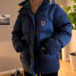 Fjällräven jacka - Expedition down lite jacket w, färgen navy, stl S. Använd ca en halv vinter, köpt för 7000 på Naturkompaniet. Lite sminkfläckar i luvan och lite andra (inte så synliga) fläckar men löser sig m kemtvätt. (INGEN IDÉ ATT BUDA MINDRE ÄN 5200)