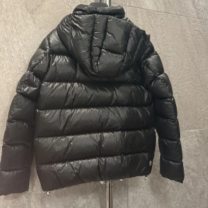 Colmar Jack  - De är en colmar jacka i storleken S. den har inga efkter men har några år på naken 2år. Den är nu för liten för mig och den är ganska liten i storleken. 