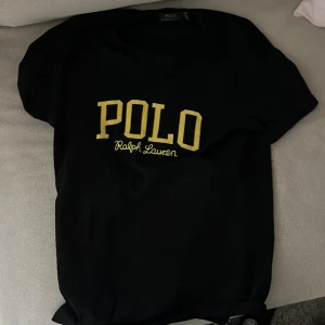 Ralph lauren t-shirt - Ralph Laurent t-shirt som ny använd ett fåtal gånger. Exakt som en äkta man kan inte se någon skillnad.