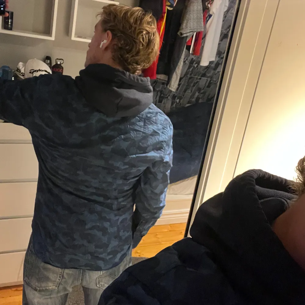 Kylig hoodie från J.Lindeberg i storlek M. Modellen är 174 och sitter stort. Perfekt att ha en hoodie under eller bara ha som vanlig skjorta.. Skjortor.