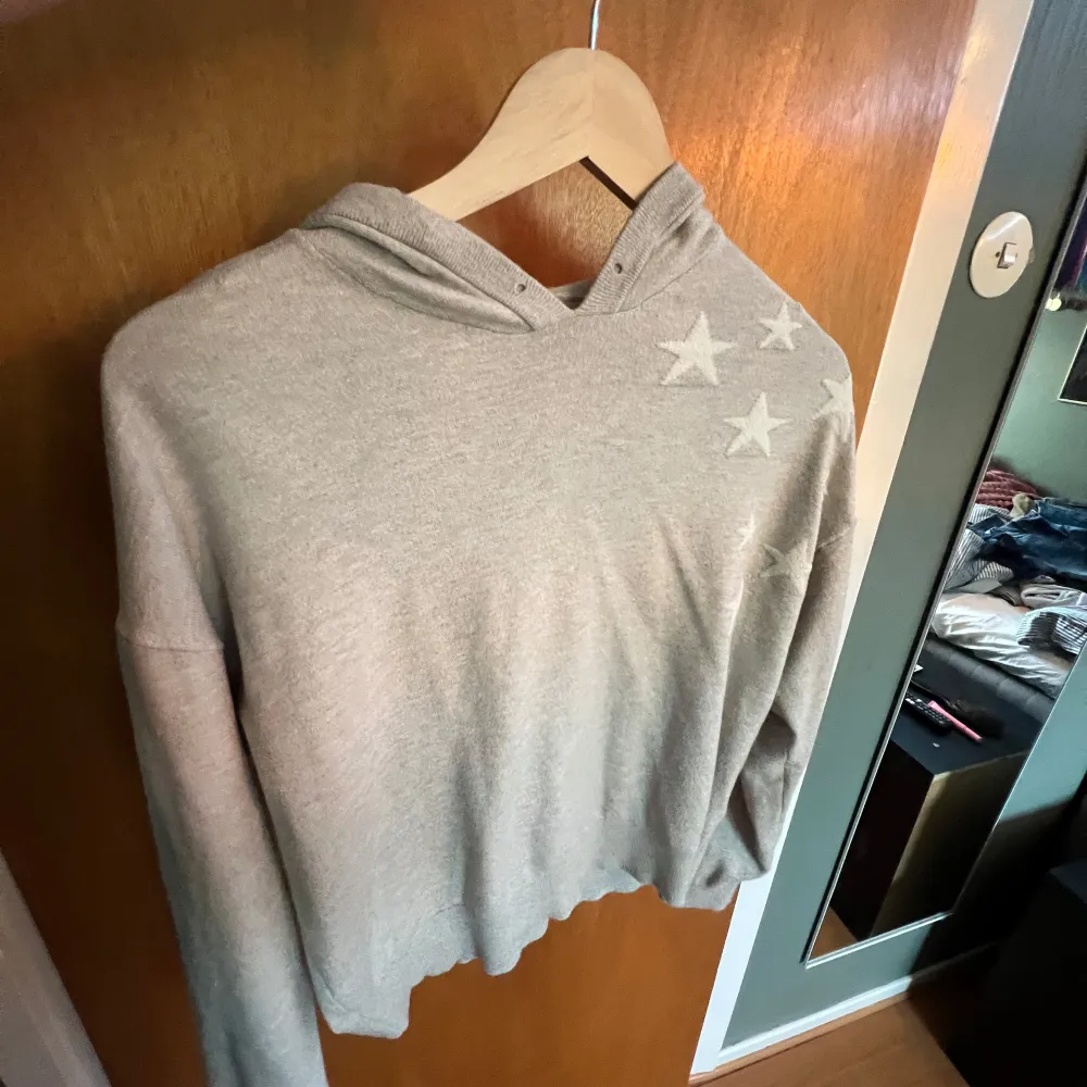 Jätte fin hoodie från Gina Young! Storleken är 158/164 och den är i nyskick förutom att snöret har krupit in i luvan (se bild 3)🌸 jätte mjukt material , hör av er för fler bilder eller vid intresse💕💕. Hoodies.