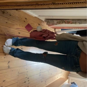 Low waist bootcut jeans  - Säljer dessa ursnygga jenas org,pris ca 300kr!❤️ tyget är även väldigt stretchigt därav kan jeansen nog passa på större storlekar!