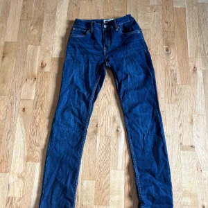 Levis Jeans Barn 512 14a - Stilrena Levis jeans i modell 512. De är i storlek 14a och är näst intill oanvända. 