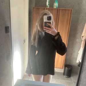 Tjock tröja  - Säljer denna super sköna tröja från NA-KD. Den är i storlek xs och är i princip helt ny. Förslag av pris godtar jag gärna. 