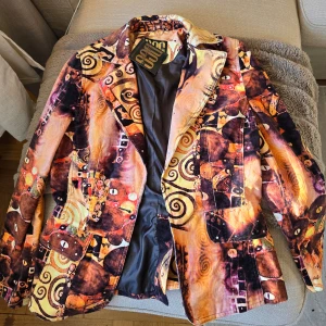 Orange kavaj - Köpt på loppis för ett tag sedan men är i väldigt gott skick, helt oanvänd från mitt håll är I storlek 38. Gällande märket vet jag inte mycket har googlat lite men inte hittat speciellt mycket.. jackan saknar en knapp.