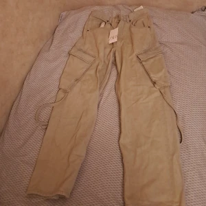Zara cargo byxor - Helt oanvända byxor från Zara med prislappkvar, köpta för 559. 