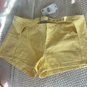 Gula shorts mango (med prislapp) - Storlek 38, aldrig använda.