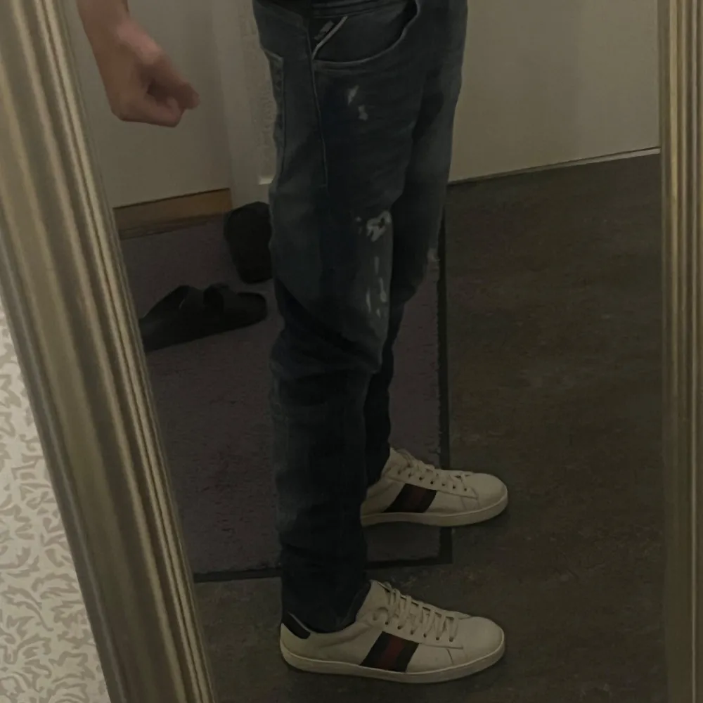 Helt. Nya replay jeans storlek 27 30 sitter mer som 28 32 . Lika jack and Jones jeans/ dondup riktigt feta slitningar köpta för 1600 kan köra affär på 1200. Jeans & Byxor.