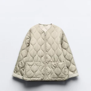 Beige Zara jacka - Jätte mysigt snygg jacka från zara som är köpt för en måndag sedan. Kommer inte till användning då jag har andra jag använder!😊 jätte bra skick och använd få gånger! Kom privat för egna bilder❤️