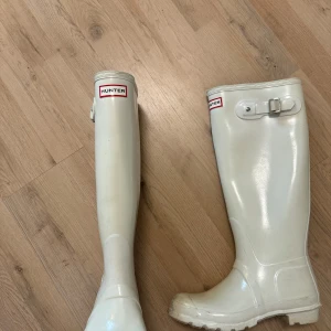 Hunter stövlar  - Säljer ett par vita hunter stövlar i storlek 39, använt i gott skick, lite smutsiga men går att tvätta 