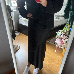 Svart satinkjol - Svart satinkjol från bikbok i storlek s i superbra skick! Skriv privat för frågor eller fler bilder🥰