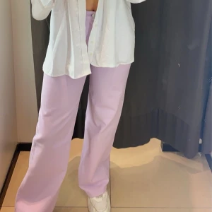 Jeans från Monki  - Säljer mina jeans från monki som tyvärr inte kommer till användning, passformen är helt otrolig! Knappt använda och inga defekter förekommer 🩷