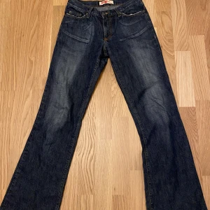 AS SNYGGA mörkblå bootcutjeans, lowrise  - Storlek xs/s. Finns ett hål i ena bakfickan men annars är de i bra skick. Köpte de på Plick men de passade tyvärr inte mig ):