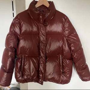 Gant jacka  - Jacka från gant, köpt förra vinten och säljer för att den inte är min stil längre, finns ett hål på insidan av ena jackärmen men inget som syns på utsidan eller löper, skriv om några frågor nypris typ 3500 😊