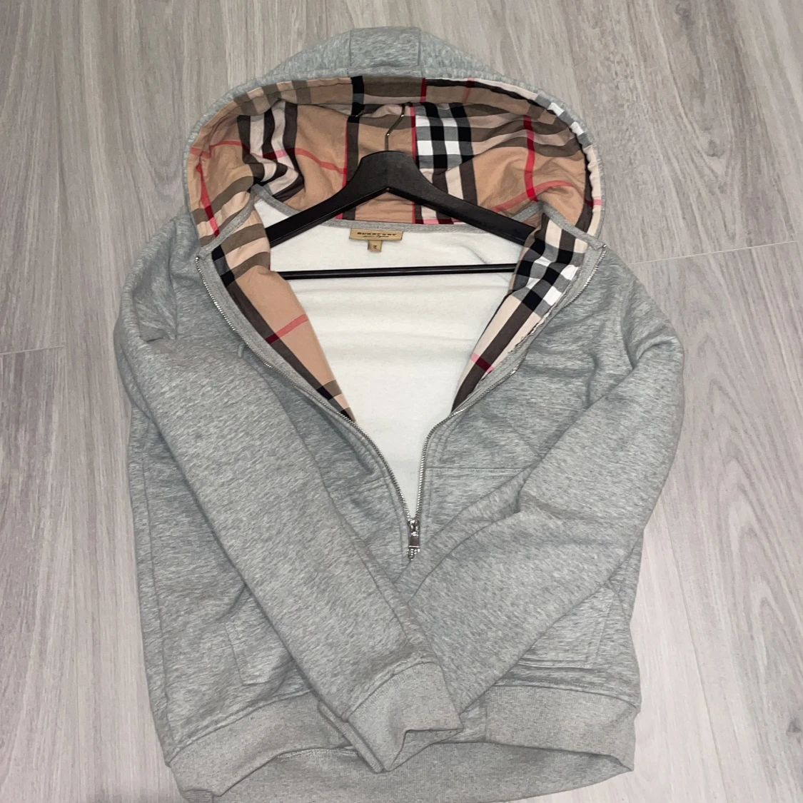 Grå hoodie med mönstrad huva