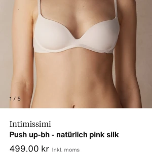 Intimissimi bh - En helt oanvänd puch-up bh från intimissimi, säljer på grund av att jag köpt fel storlek. Den passar även på b kupa 🥰