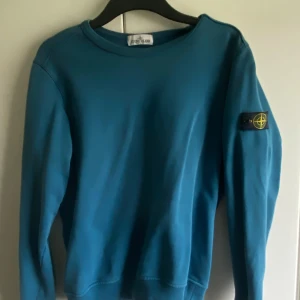 Stone island tröja - Skön Tröja från Stone island. Säljer pga den är för liten för mig. Skick 7.5/10  Priset går att diskutera vid snabb affär