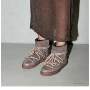 Inuikiis vinterskor - Säljer mina jättefina och mysiga vinterskor från populära märket inuiiki!🩷 De är använda men är i fint skick. Skriv ifall du har frågor eller fler bilder ❤️