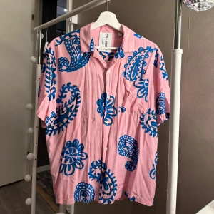 Skjorta - Säljer denna oanvönda skjortan jag köpte i somras i storlek S som kan användas till allt. 